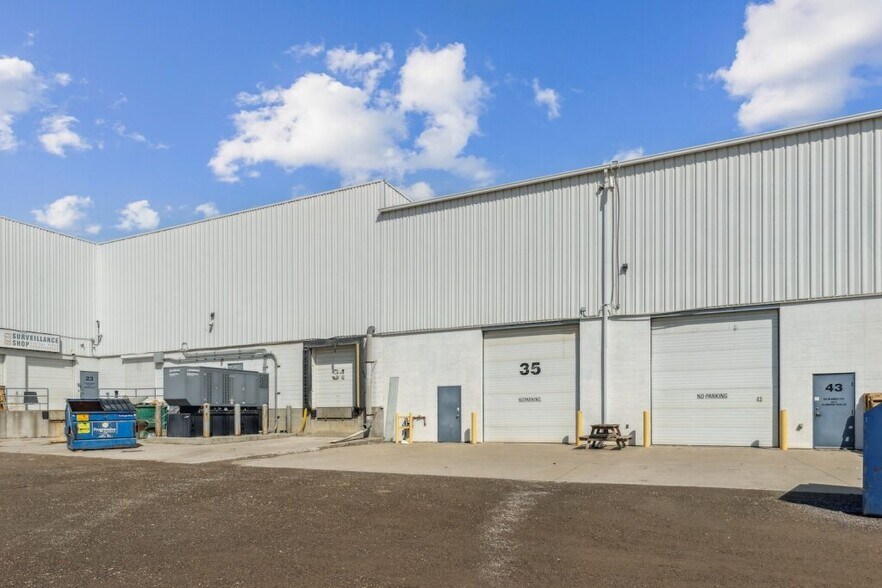 More Photos Of 4511 Glenmore Trl SE, Calgary Showroom For Lease