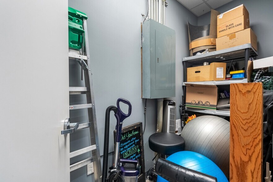 More Photos Of 809 N 3rd St, Manhattan Storefront Retail Office For Lease