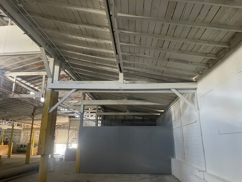 More Photos Of 323 S Fir St, Medford Warehouse For Sale