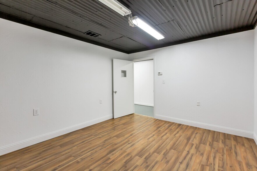More Photos Of 1711 FM 51, Springtown Flex For Sale