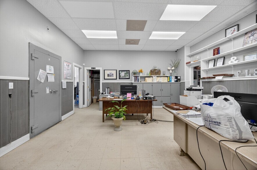 More Photos Of 1404 Washington St W, Fayetteville Warehouse For Sale