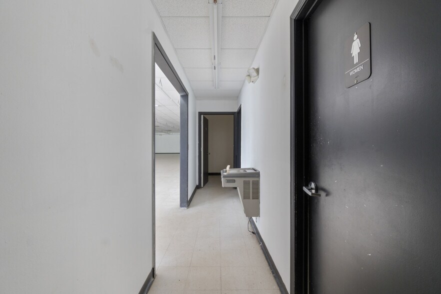 More Photos Of 722 S Highway 59, Decatur Freestanding For Lease