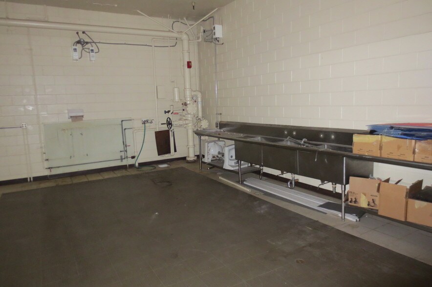 More Photos Of 505 W Clinton Ave, Fresno Freestanding For Sale