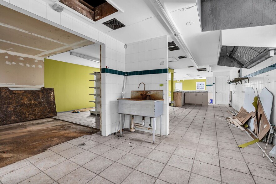 More Photos Of 320 State Route 33, Manalapan Township Restaurant For Sale