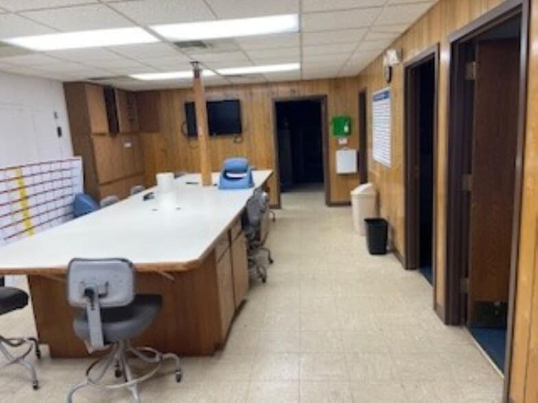 More Photos Of 1604 Schwan Dr, Mendota Industrial For Sale