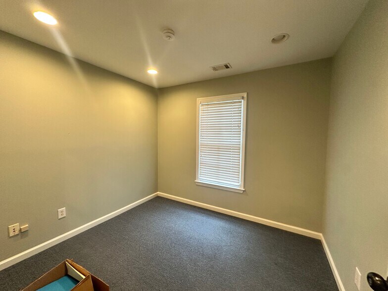 More Photos Of 5920 Odell St, Cumming Office For Sale