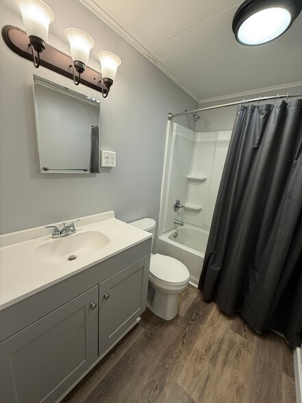 More Photos Of 120-126 N Wooster Ave, Strasburg Storefront Retail Residential For Sale