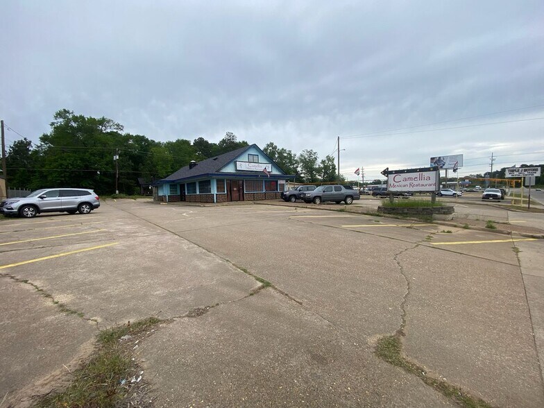 More Photos Of 812 Washington Ave, Mansfield Freestanding For Sale