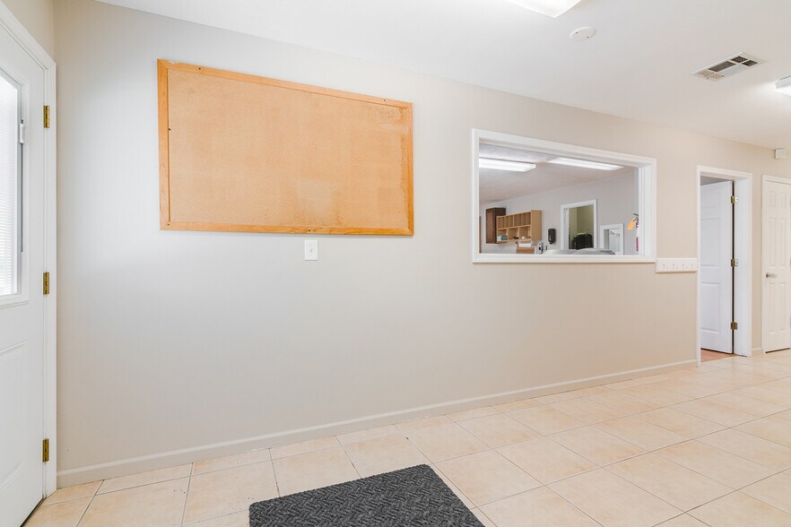 More Photos Of 17656 Old Post Rd, Wamego General Retail For Sale