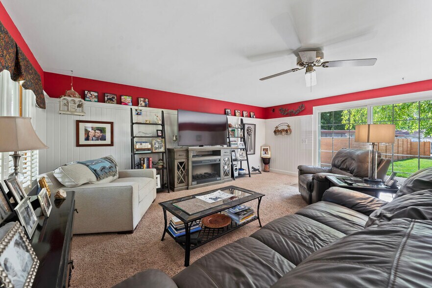 More Photos Of 4403 S Roberts Rd, Island Lake Veterinarian Kennel For Sale