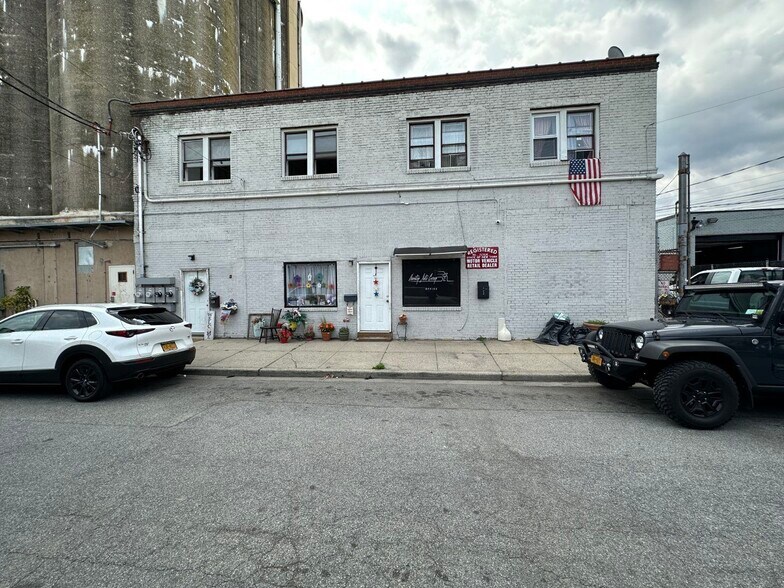 More Photos Of 22 Van Buren Ave, Floral Park Warehouse For Lease