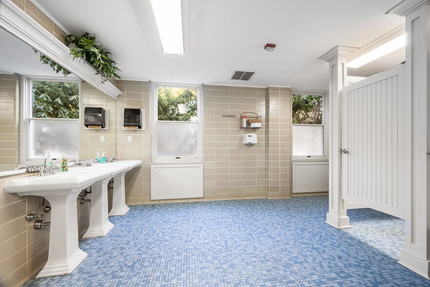 More Photos Of 107 Wilcox Rd, Stonington Loft Creative Space For Sale