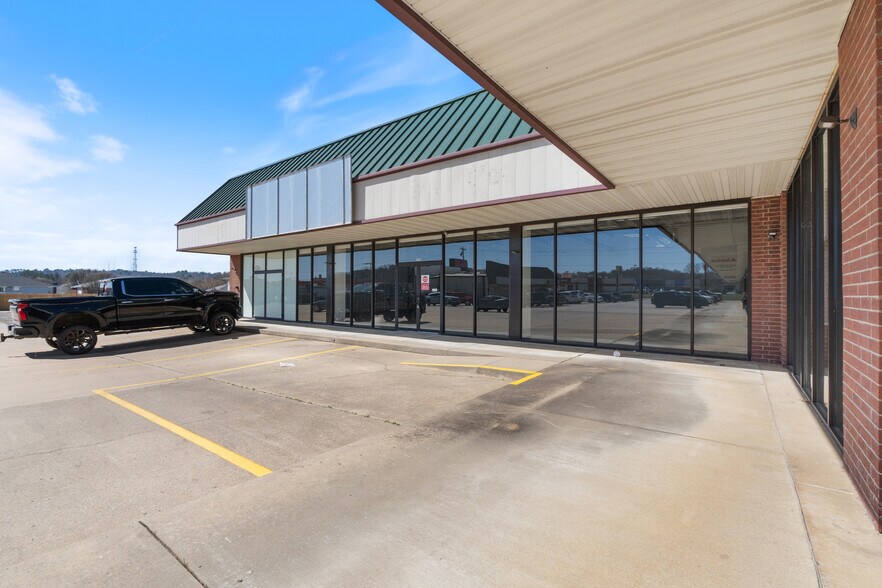 More Photos Of 2213-2217 Fayetteville Rd, Van Buren Storefront For Lease