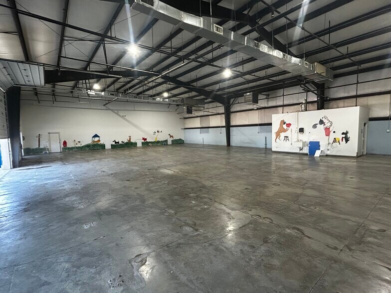 More Photos Of 21 Perchwood Dr, Fredericksburg Showroom For Lease