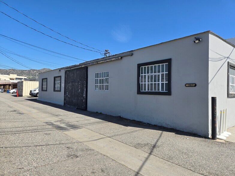 More Photos Of 2015 N Lincoln St, Burbank Manufacturing For Lease
