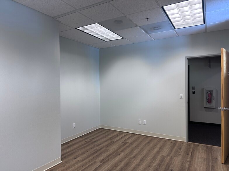 More Photos Of 7555 Falcon Crest Dr, Redmond Office Residential For Lease