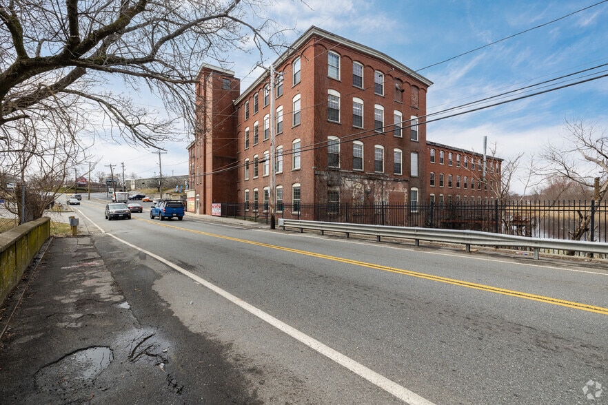 More Photos Of 100 Pleasant St, Dracut Self Storage For Lease