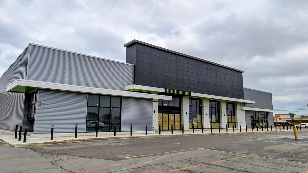 Primary Photo Of 32070 Gratiot Ave, Roseville Freestanding For Lease