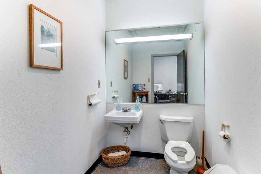 More Photos Of 4906 Don Dr, Dallas Flex For Sale