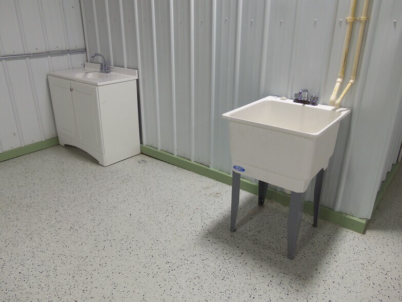 More Photos Of 45464 Woodward Ave, Pontiac Warehouse For Lease