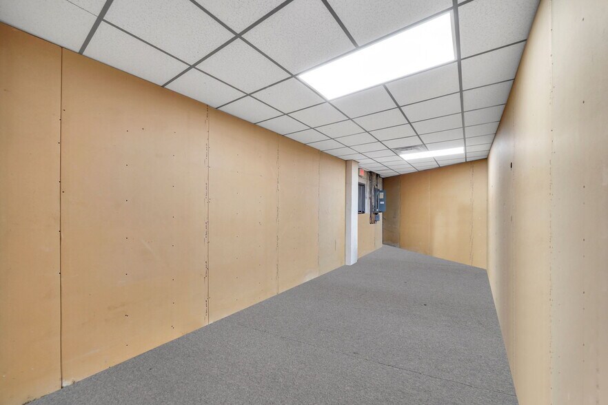 More Photos Of 150 W Sunrise Hwy, Lindenhurst General Retail For Lease
