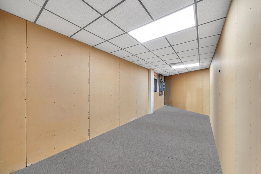 More Photos Of 150 W Sunrise Hwy, Lindenhurst General Retail For Lease