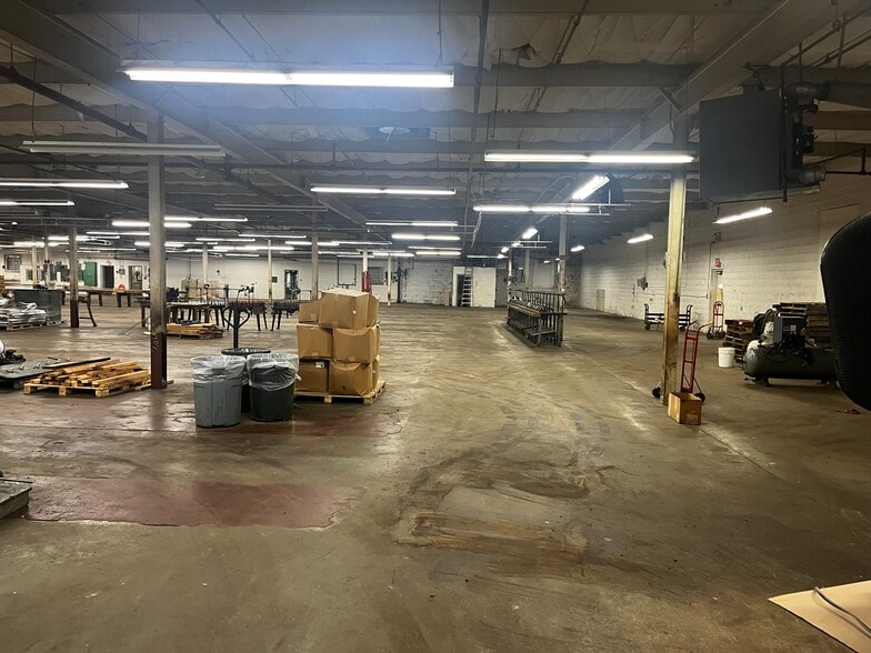 More Photos Of 1495 N Main St, Hendersonville Industrial For Lease