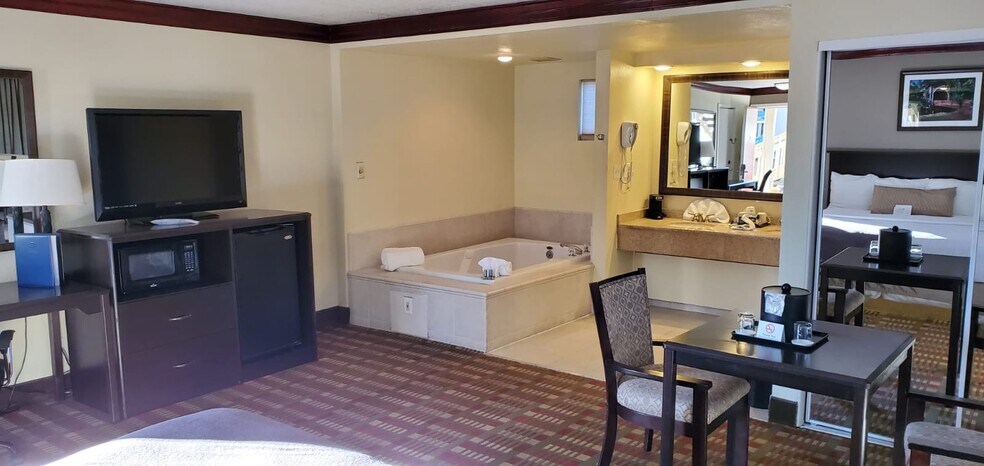 More Photos Of 760 NW Garden Valley Blvd, Roseburg Hotel For Sale