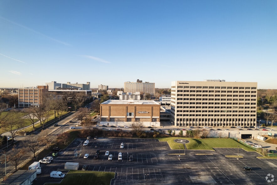 More Photos Of 2 Bala Plz, Bala Cynwyd Department Store For Lease