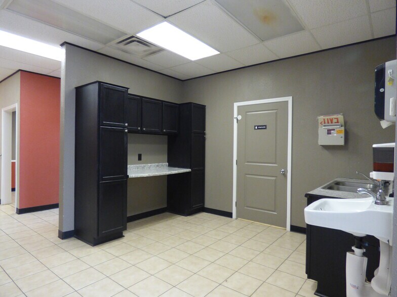 More Photos Of 800-826 S Front St, Mankato Storefront For Lease