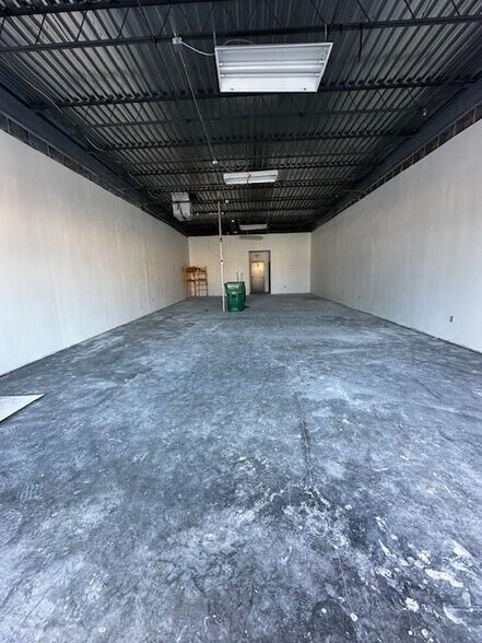 More Photos Of 102 W Dallas St, Llano Storefront Retail Office For Lease