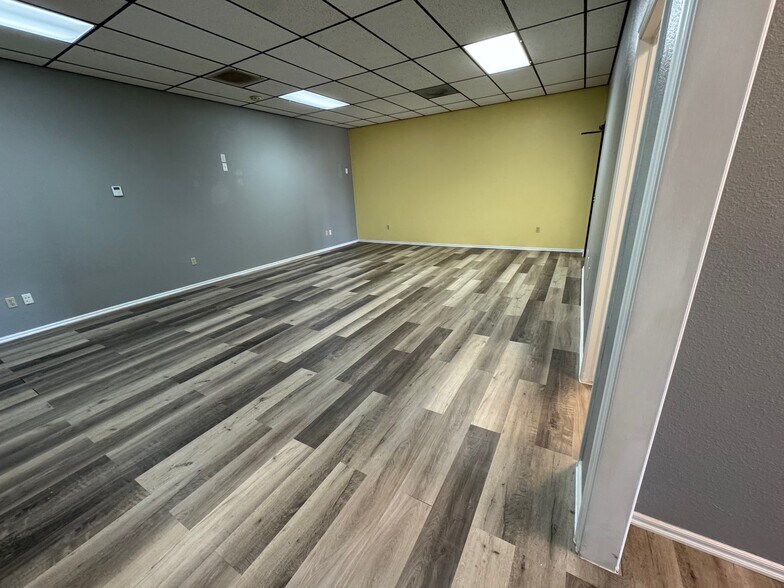 More Photos Of 101 SE 4th St, Moore Office For Lease