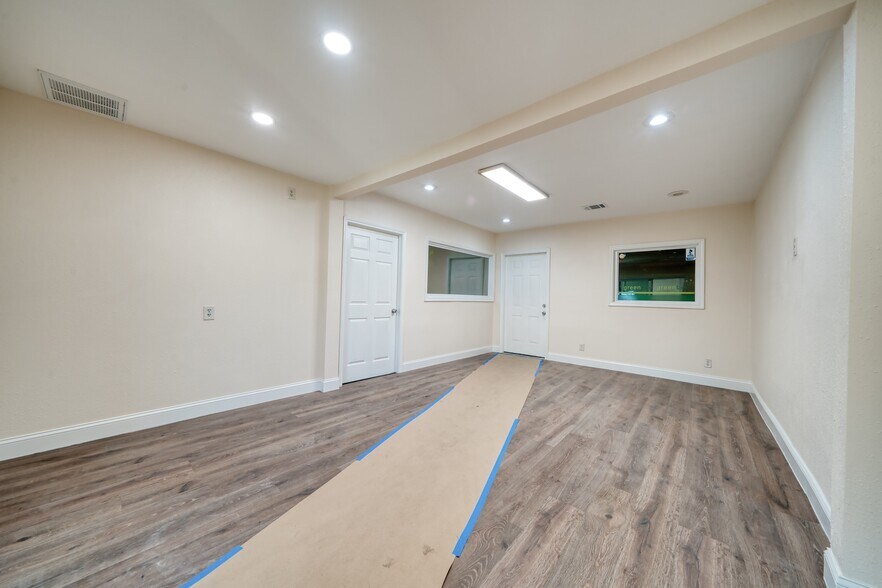 More Photos Of 9206 Thomasville Dr, Houston Warehouse For Sale