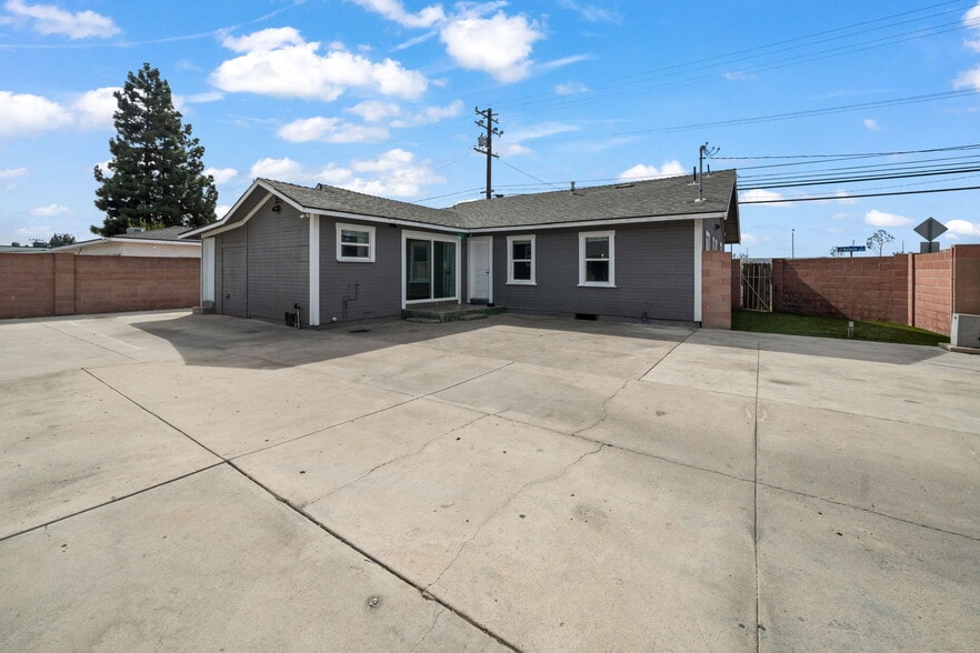 More Photos Of 2283 N Batavia St, Orange Contractor Storage Yard For Sale