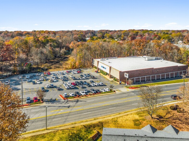 More Photos Of 4709 Lawndale Dr, Greensboro Supermarket For Sale