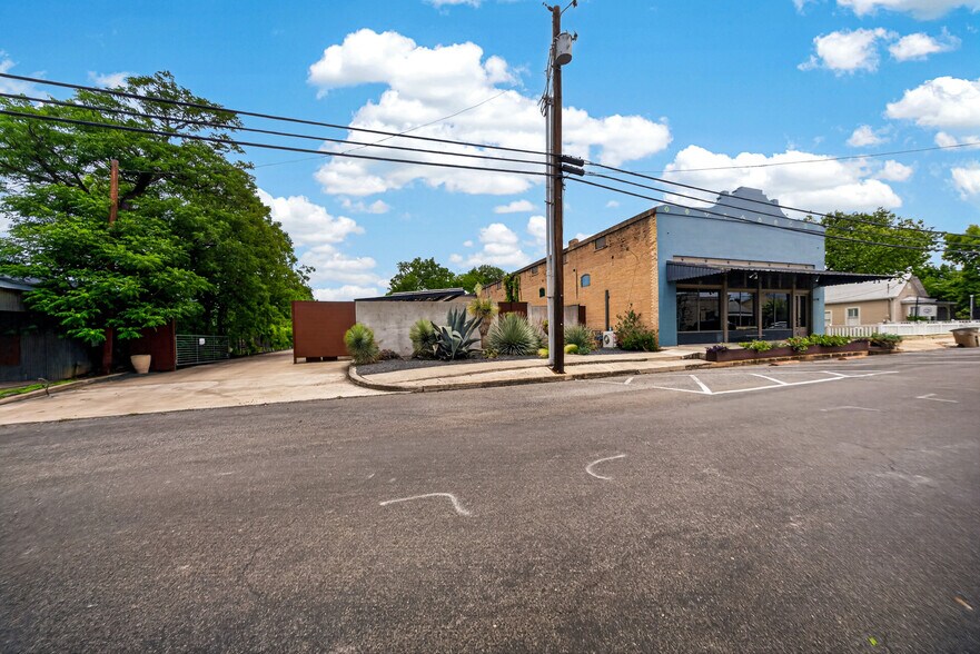 More Photos Of 612 High St, Comfort Storefront Retail Residential For Lease