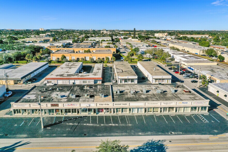 More Photos Of 959 NE Floranada Rd, Oakland Park Showroom For Lease