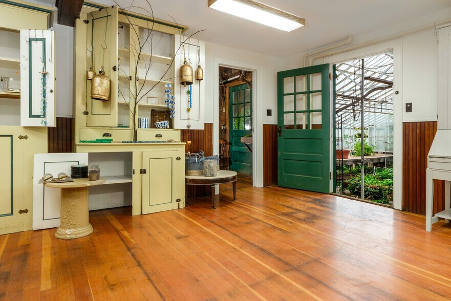 More Photos Of 265 Main St, Delhi Garden Center For Sale