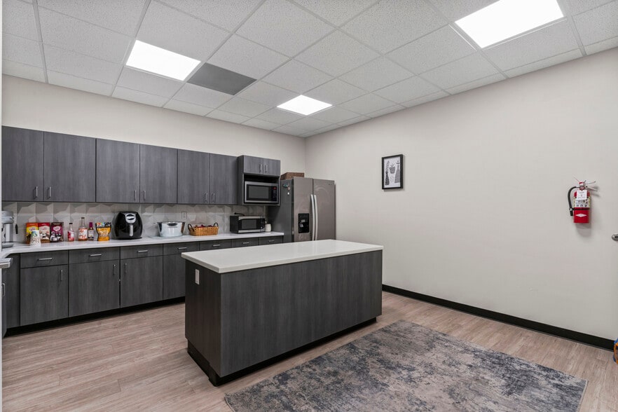 More Photos Of 4600 E Martha Truman Rd, Grandview Warehouse For Lease