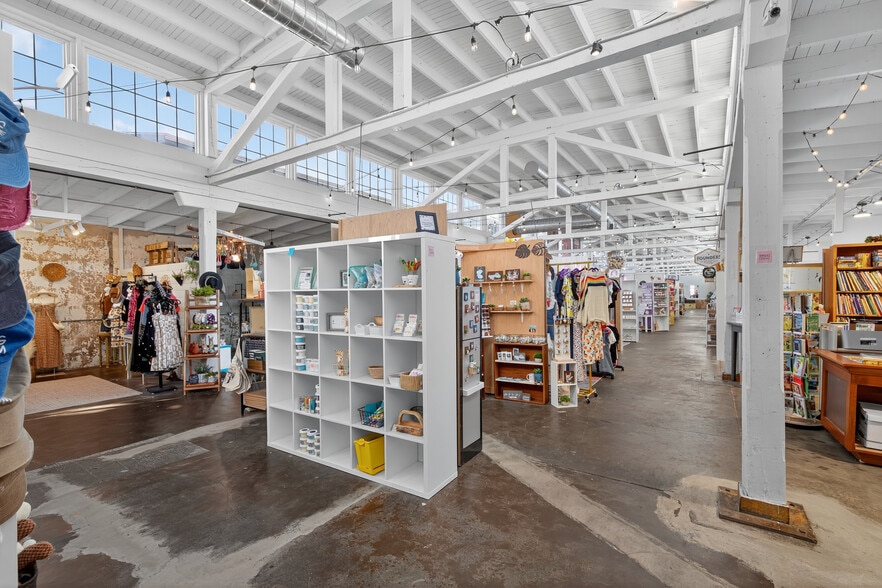 More Photos Of 51 N Main St, Manheim General Retail For Sale