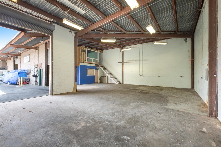 More Photos Of 1125 N King St, Honolulu Storefront Retail Office For Lease