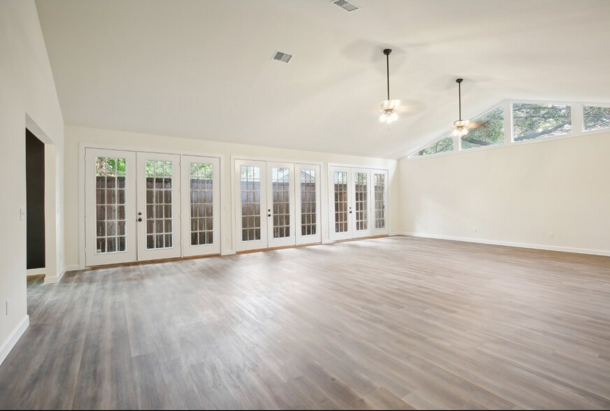 More Photos Of 108 W 10th 1/2 St, Houston Storefront Retail Office For Sale