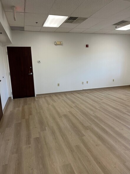 More Photos Of 200 Great Rd, Bedford Storefront Retail Office For Lease