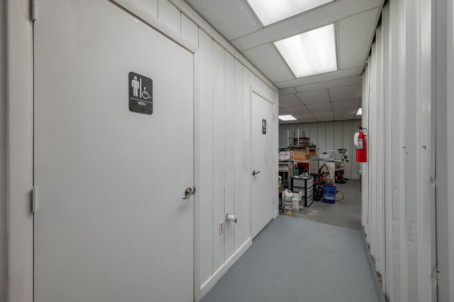 More Photos Of 174 NW 9th ave, Mulberry Distribution For Sale