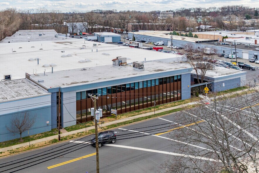 More Photos Of 465 Mola Blvd, Elmwood Park Warehouse For Lease