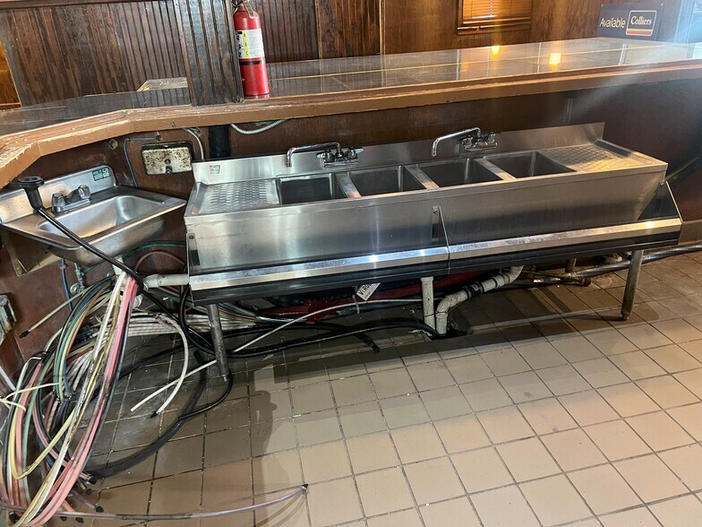 More Photos Of 7-9 E Bay St, Savannah Bar For Sale