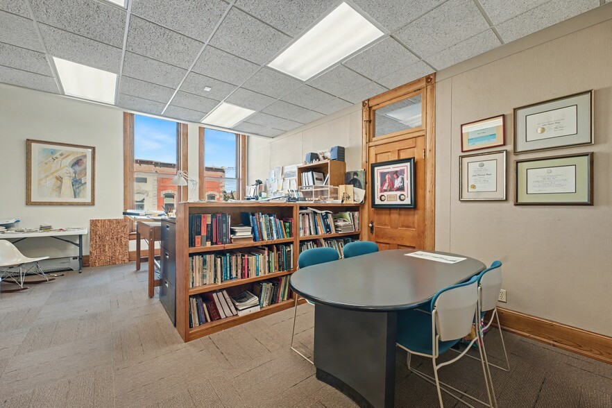 More Photos Of 116B W Walnut St, Rogers Office For Lease