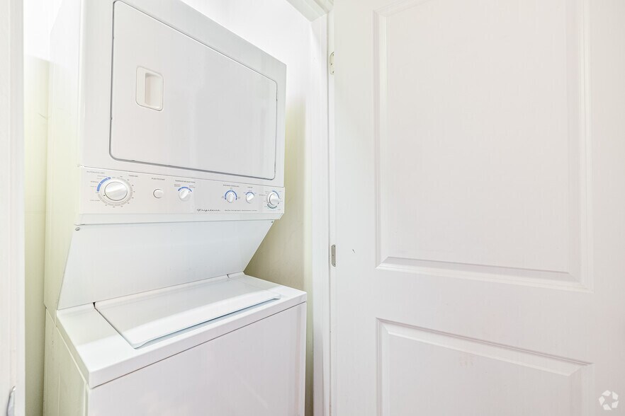 More Photos Of 2411 E Franklin St, Richmond Apartments For Lease