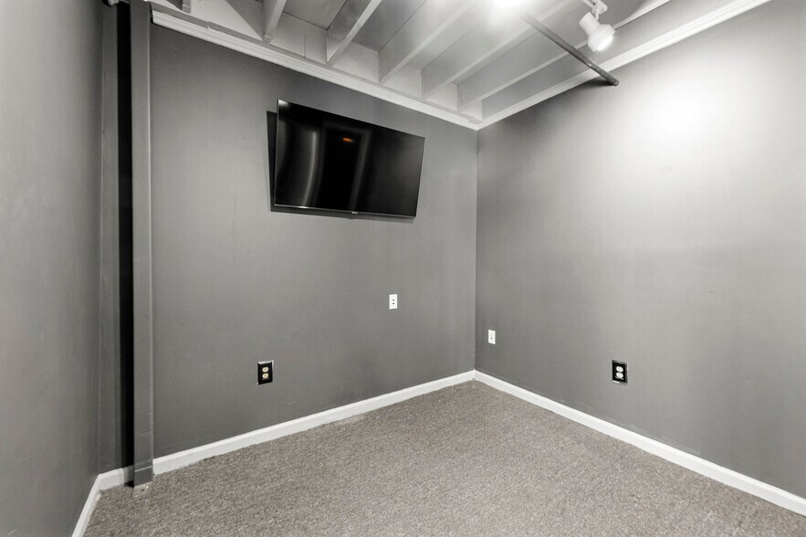 More Photos Of 949 W Marietta St NW, Atlanta Office For Sale