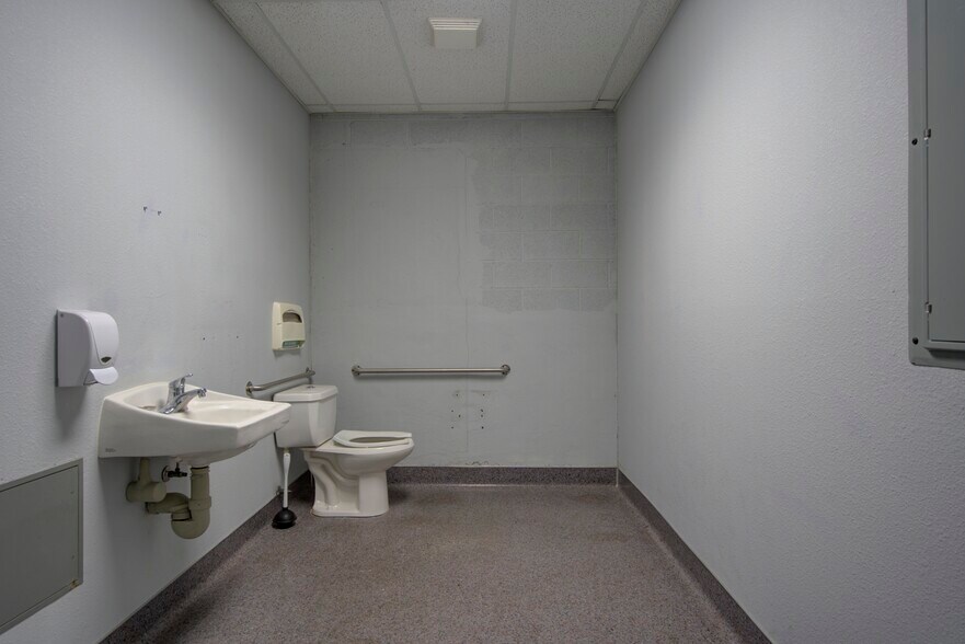 More Photos Of 295 Main St, Weed Office For Sale